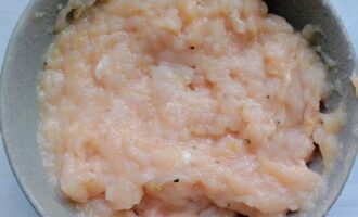 Измельченное куриное филе в блендере до однородного фарша