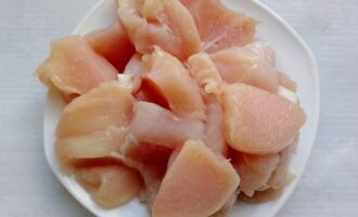 Куриное филе нарезанное небольшими кусочками для блинчика