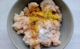 Куриный фарш со специями, солью и лимонным перцем
