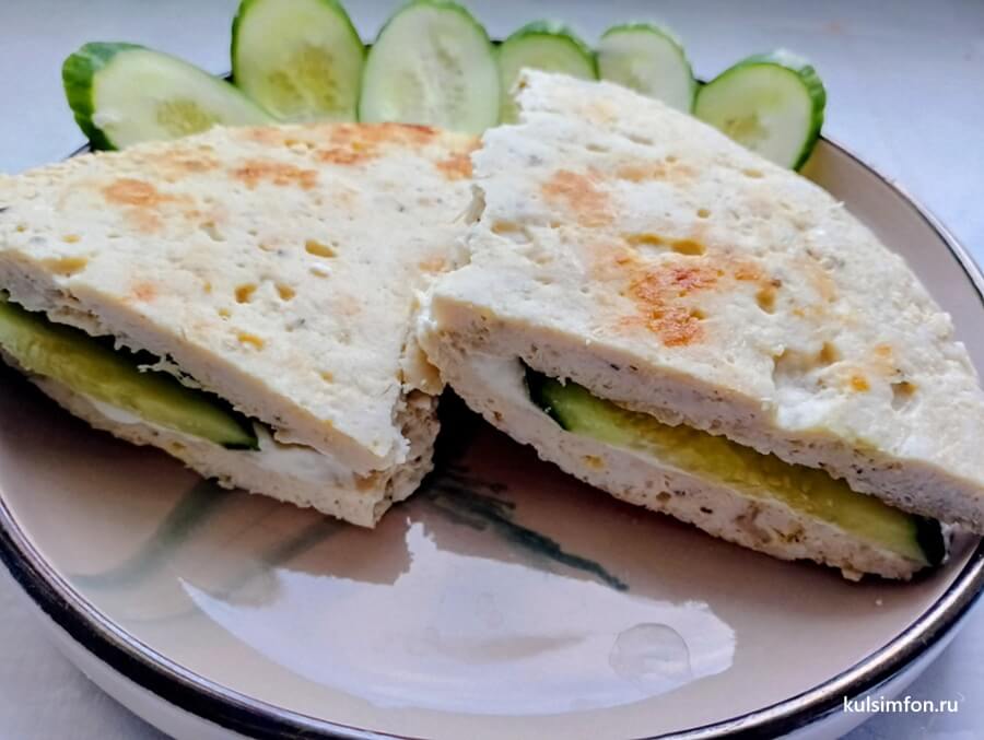 Куриный блинчик с творожным сыром и огурцом на тарелке