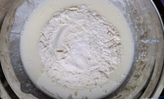 Просеянная мука, добавленная в основу для теста на оладьи.