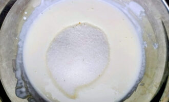Сахар, всыпанный в жидкую смесь для оладий.