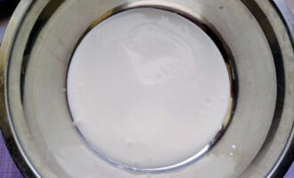 Кефир или питьевой йогурт в миске перед приготовлением теста.