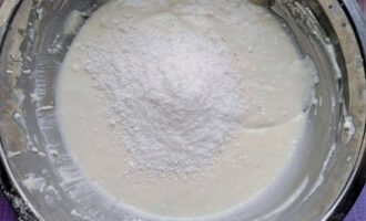 Творог, положенный в миску с тестом перед перемешиванием.