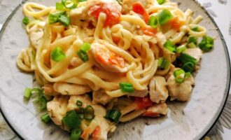 Спагетти с куриной грудкой в сливочно-сырном соусе
