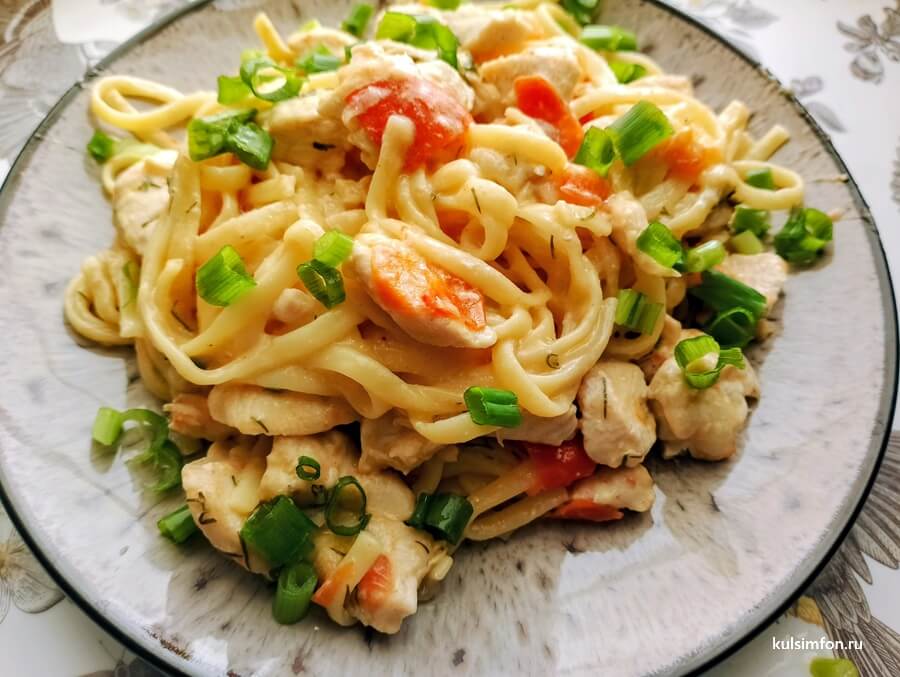 Спагетти с куриной грудкой в сливочно-сырном соусе