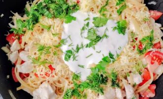 Спагетти с курицей в сливочно-сырном соусе на сковороде
