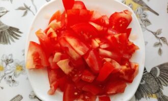 Тонко нарезанные ломтики свежих томатов