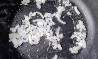 Лук, пассерованный на сковороде до прозрачности