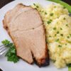 Свинина, запеченная в рукаве, с картофельным пюре на тарелке