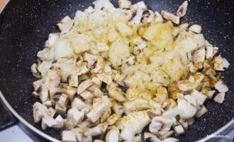 Обжаренные шампиньоны с луком на сковороде для начинки свиных рулетиков