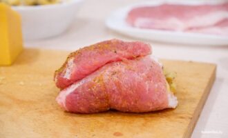 Свиные рулетики с грибной начинкой, свернутые перед запеканием