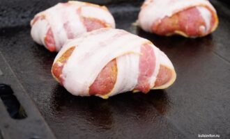 Свиные рулетики в беконе, выложенные на противень перед запеканием в духовке