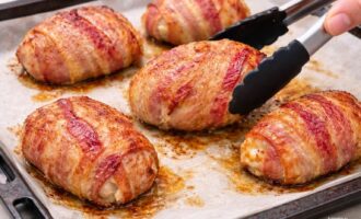 Готовые свиные рулетики в беконе с румяной корочкой после запекания