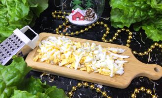 Яйцо, натертое на мелкой терке для начинки тарталеток