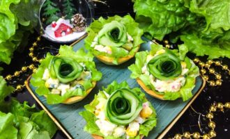 Украшение тарталеток огуречной розой, свернутой из тонких огуречных полосок