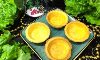 Песочные тарталетки, выложенные на сервировочную тарелку