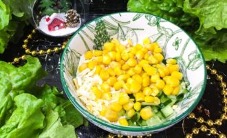 Консервированная кукуруза без жидкости, добавленная в миску