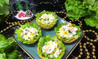 Тарталетки, заполненные листом салата и начинкой из кукурузы и крабовых палочек