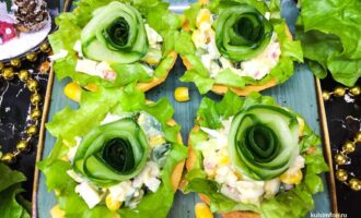 Готовые тарталетки с кукурузой и крабовыми палочками на праздничной подаче