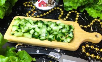 Свежий огурец, нарезанный мелкими кубиками