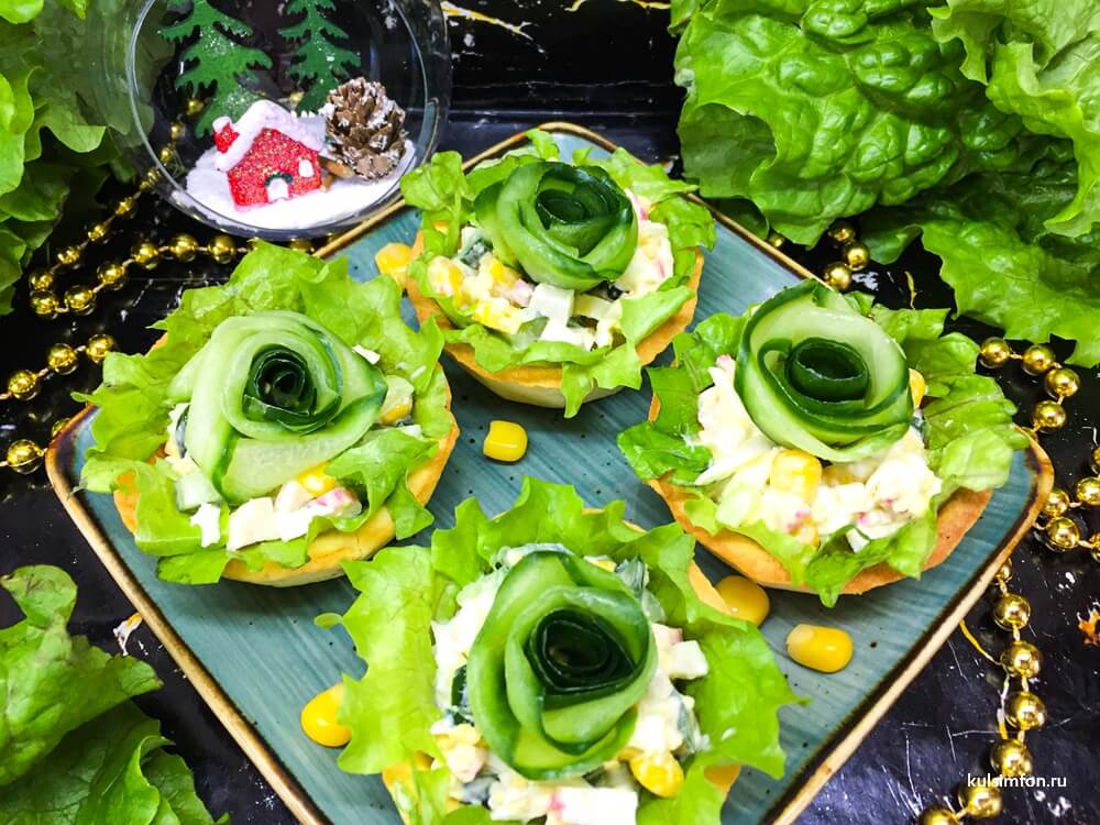 Тарталетки с кукурузой, крабовыми палочками, яйцом и огуречной розой