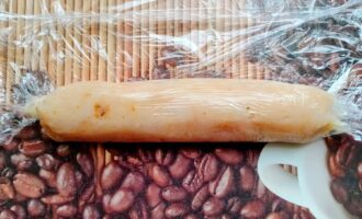 Формирование куриной колбаски с помощью пищевой пленки