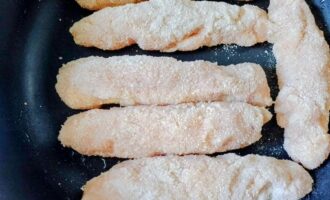 Обжаривание куриных колбасок на сковороде до румяной корочки