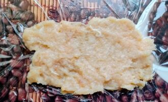 Фарш, распределенный тонким слоем на пищевой пленке