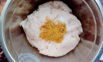 Куриный фарш со специями и солью в миске