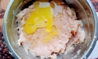 Фарш с добавленным яйцом, перемешанный до однородности