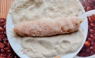 Куриные колбаски, обваленные в панировочных сухарях