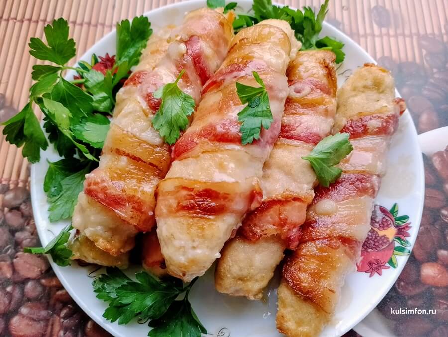 Жареные куриные колбаски с сыром в беконе