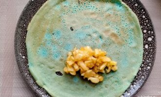 Начинка из яблок на блинчике перед сворачиванием