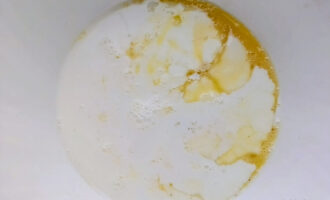 Добавление молока и кипятка в тесто для блинчиков