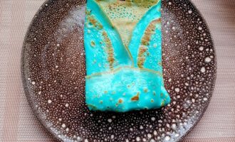 Сворачивание блинчика в плотный рулет