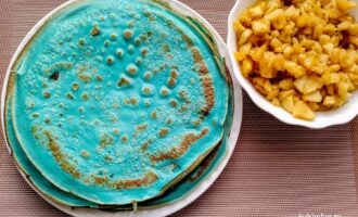 Выпечка голубых блинчиков на сковороде