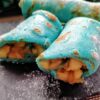 Блинчики с яблоком и корицей голубого цвета с сахарной пудрой