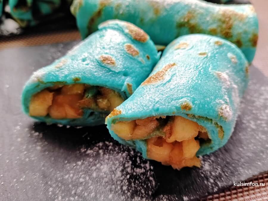 Блинчики с яблоком и корицей голубого цвета с сахарной пудрой
