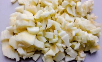 Яблоки нарезанные кубиками для яблочной начинки