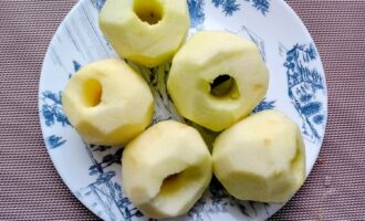 Очищенные яблоки для начинки блинчиков