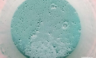 Голубое тесто для блинчиков с пищевым красителем