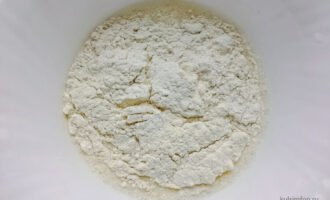 Мука и растительное масло в тесте для блинчиков