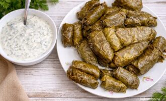 Долма в виноградных листьях