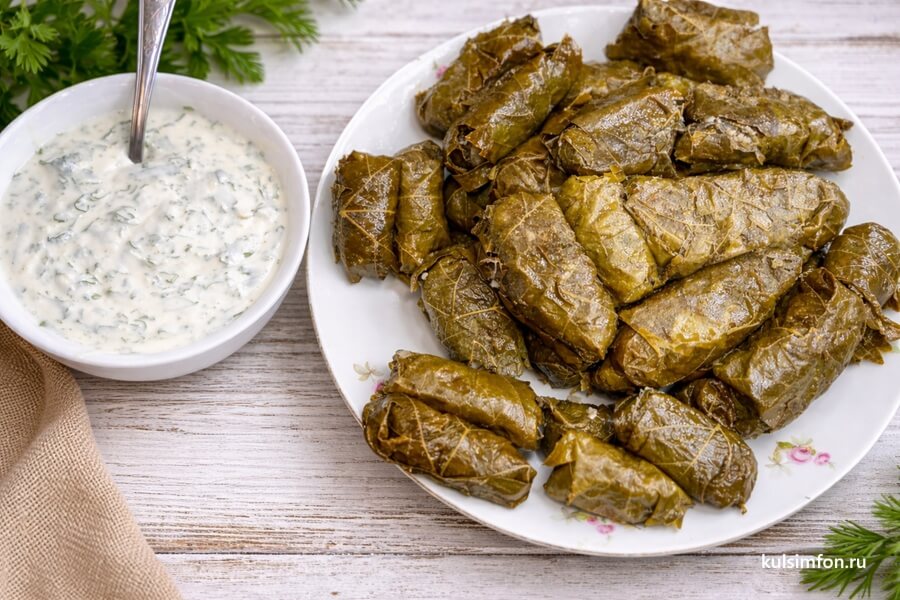 Долма в виноградных листьях