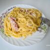 Карбонара без яиц на сметане с беконом и сыром на тарелке