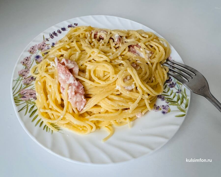 Карбонара без яиц на сметане с беконом и сыром на тарелке