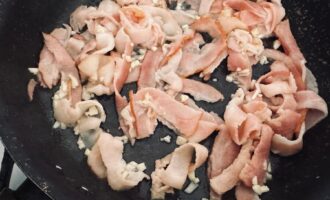 Обжаривание бекона с чесноком на сковороде