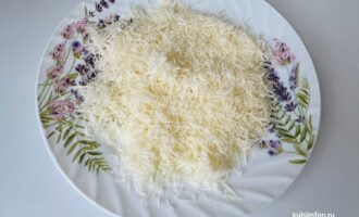 Тертый сыр пармезан для соуса карбонары