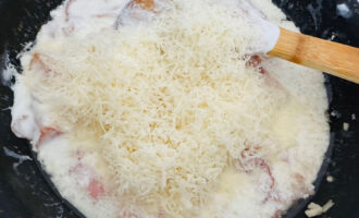 Добавление тертого сыра в соус для карбонары